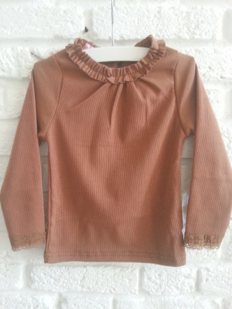 Brown t-shirt. Price 16 Euro.