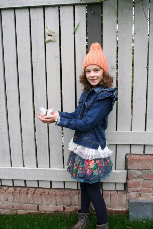 Leuke Outfit:  Jeans jasje, blauw gebloemd rokje, legging, muts.    Outfit: Jeans jacket, floral skirt, legging, hat.